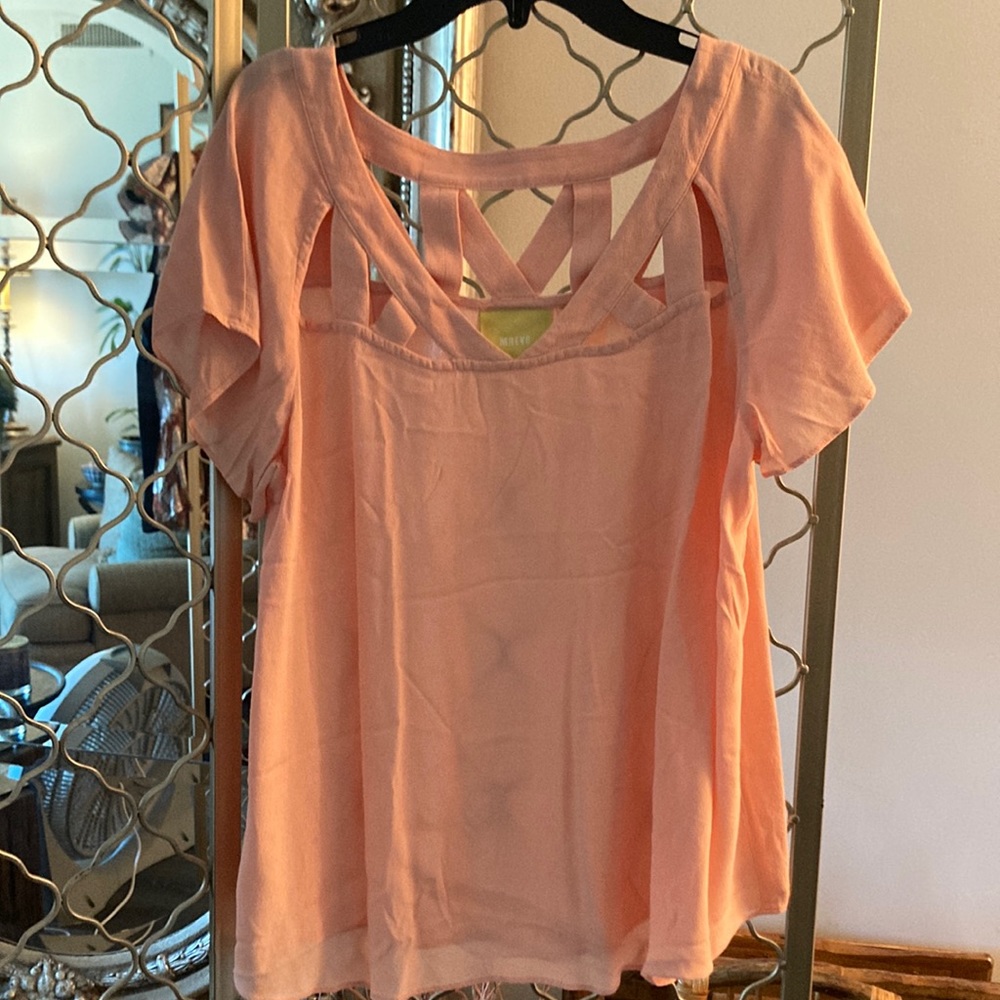 Maeve peach short sleeved v-neck cut out top.